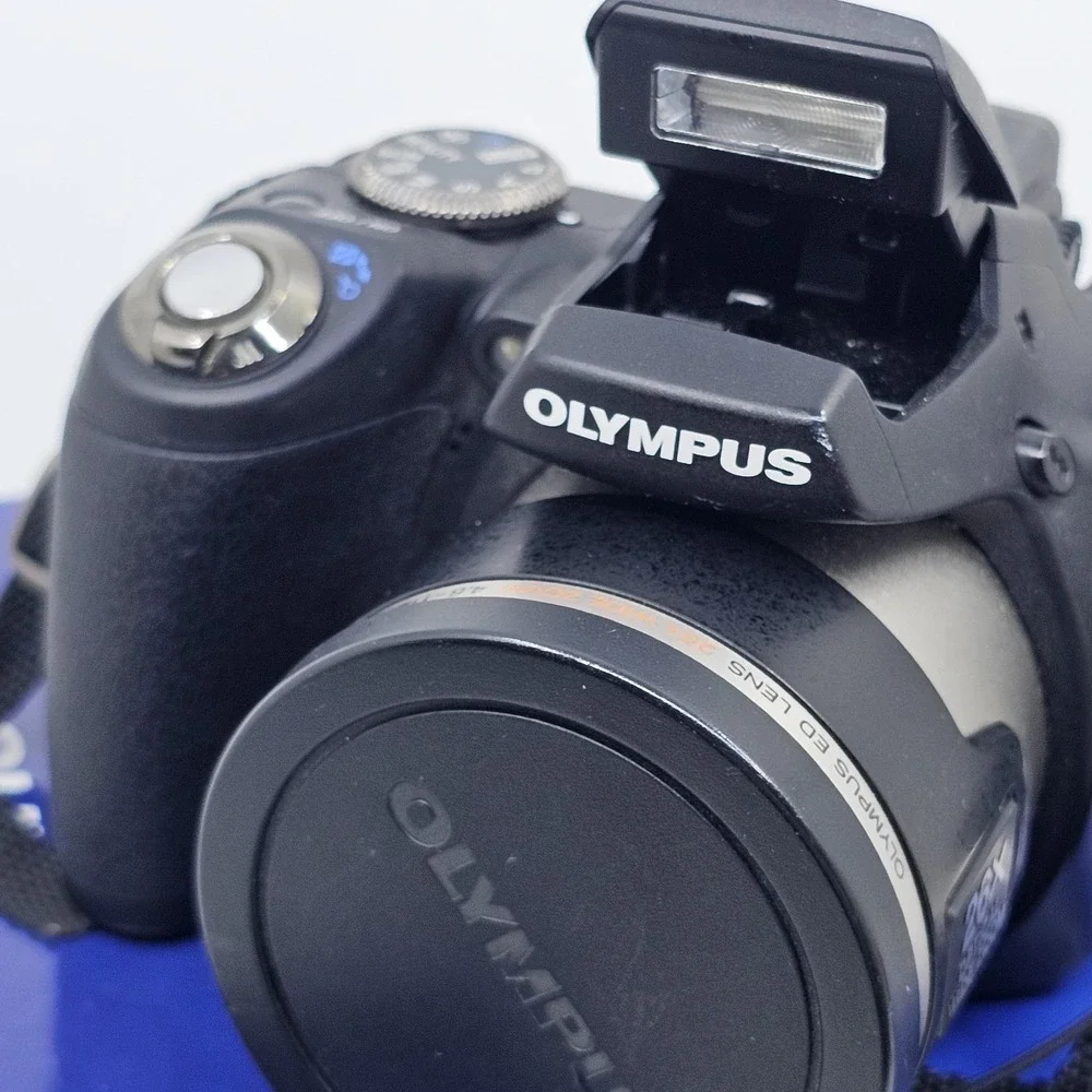 Olympus SP-590UZ 12.0MP Digital Bridge Camera Original Box w/Accessories SD